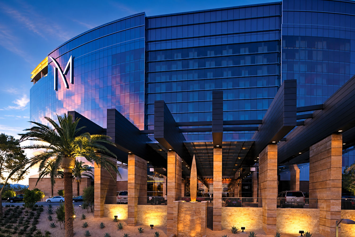 /images/hotel/m resort exterior